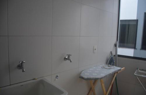 Dois quartos Cozinha completa Wi Fi Self check in com senha Central e perto de tudo a 4,4Km da Rodoviária e 15,4 km do Aeroporto Apartamento 301 - Foto 7