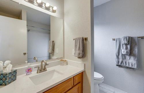 Lake-View Townhome with Pool Access in Houston Area! - Foto 16