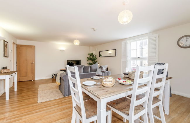 Large Apartment near Windsor Castle - Photo 15