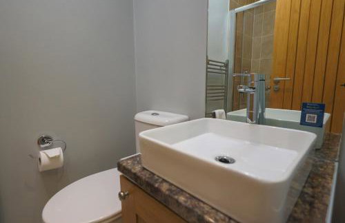 Spacious Oak Cabin with Hot Tub - Devon - Foto 18