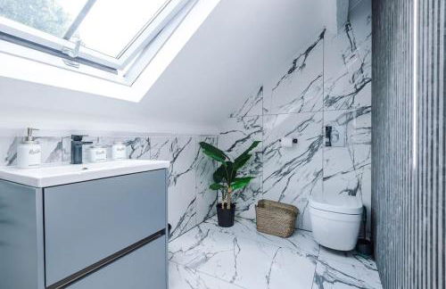 Incredible Home With Games Room, Sleeps 8, Parking Included, Perfect For Groups, Families, Contractors, Professionals - Photo 51