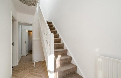 Stylish 3 Bed Home with Gardens Fast Transport Links - Foto 12