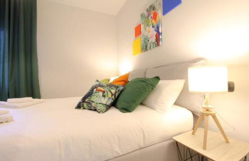 Parrots & Palms - Photo 23