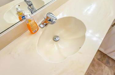 Spacious 4BR Family Home Free Parking, Fast WiFi, Near Galleria & Fountains - Foto 23