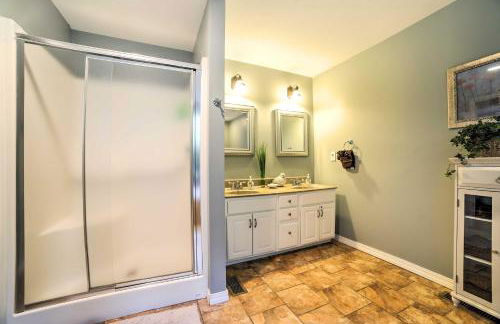 Hot Tub and Wooded Views Lakefront Blue Eye Cottage - Foto 17