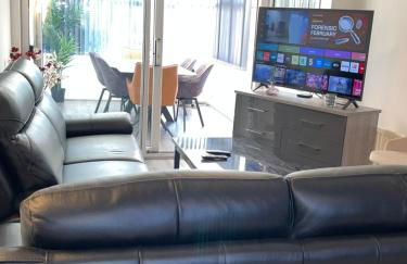 Marcot House Modern 5 bedroom house Solihull 10 mins drive from bhx & nec private off road parking - Foto 4