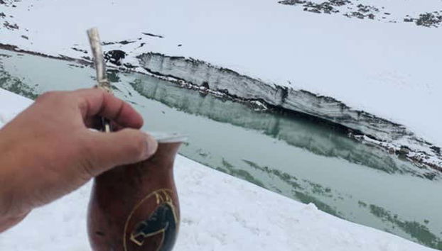 Sorseggiando una bevanda vicino alla laguna congelata