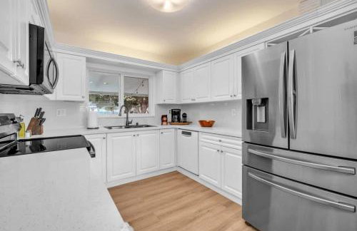 Tropical Park Oasis Peaceful Miami Family Home - Photo 16