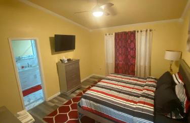 Modern Comfort Near Military Bases & Shopping – Walk to Parks & Lakes! - Foto 2