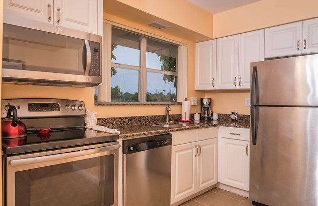 Palm Beach Waterfront Suites - Photo 49