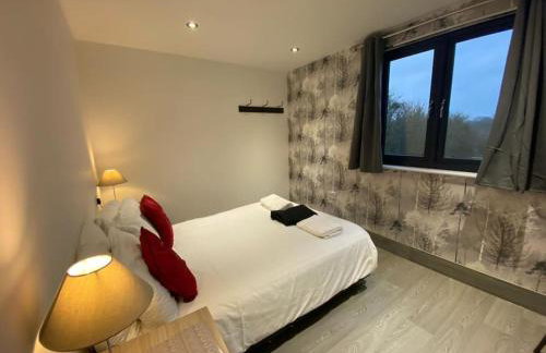 POPPY LUXURY LODGE Sleeps 8 at Fairview Farm, Ravenshead, Nottingham Near Sherwood Forest, Dog Friendly, Farm Stay great for wedding groups, families, Hen Do's, friends gatherings with amazing views - Foto 48