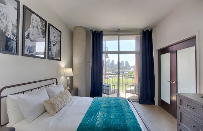 Mid Century Modern Downtown Condo | 30+ Night Min - Foto 6