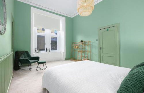 Extravagant 6 Bed Victorian Townhouse with Hot Tub - Photo 7