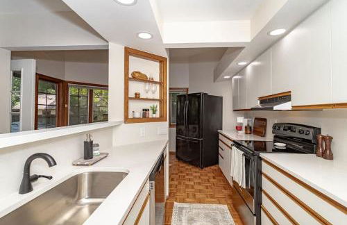 615 Ash Avenue - Modern Retreat w Hot Tub - Foto 3