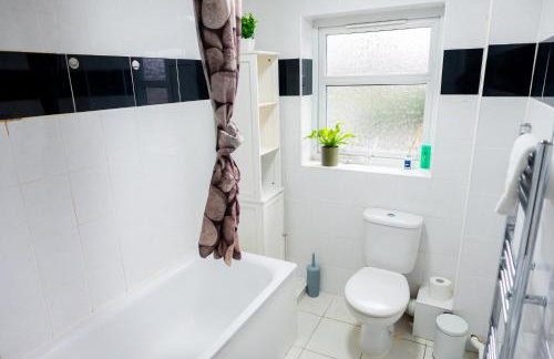 Beautiful Modern Home in London, Free Parking, Family Home, Sleeps 9, Close to Railway Station - Foto 23