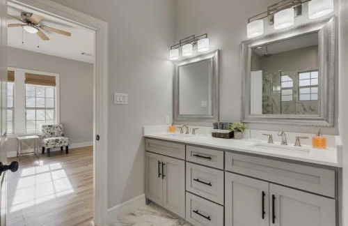 Vibrant Texas Escape - 5BR, Pool & Hot Tub - Foto 21