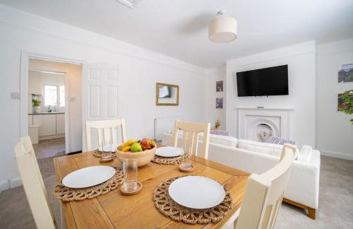 Larkhall Retreat- Village Centre, Parking, 4K TVs, 10mins To City Centre - Photo 16