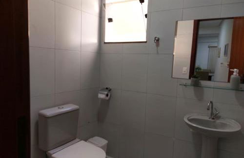 Dois quartos Cozinha completa Wi Fi Self check in com senha Central e perto de tudo a 4,4Km da Rodoviária e 15,4 km do Aeroporto Apartamentos 102 e 302 - Foto 9