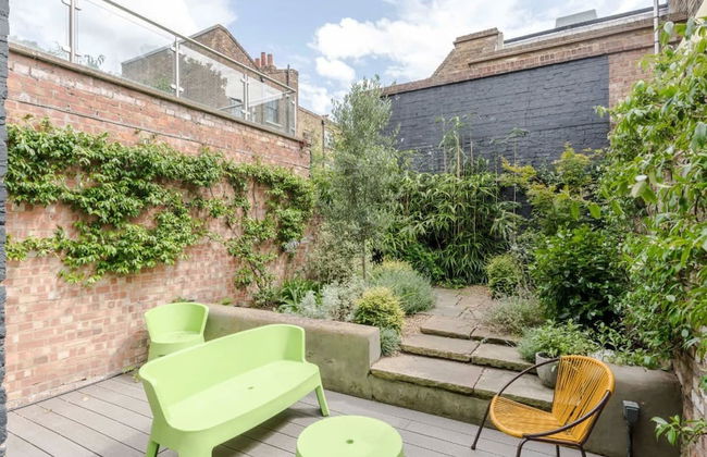 Stylish Georgian Townhouse w Sun Terrace Garden - Photo 9