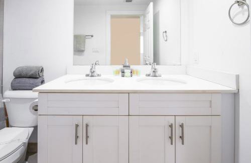 Spacious entire Apartment with Free Parking - Foto 23