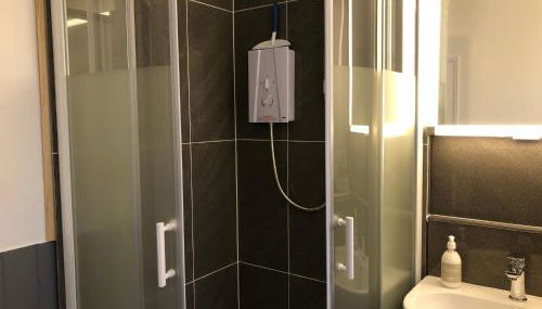 Coast Apartment - Photo 3, Shower