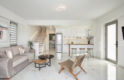 Fivi Villa, with Heated Pool & SeaViews, By ThinkVilla - Photo 16