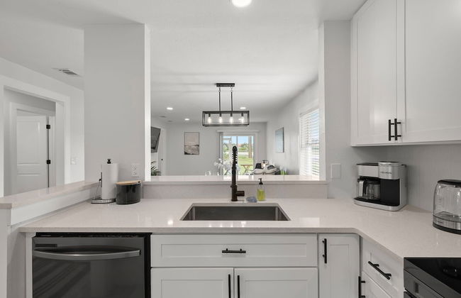 Relaxing 2BR Florida Home Close to Beach - Photo 28