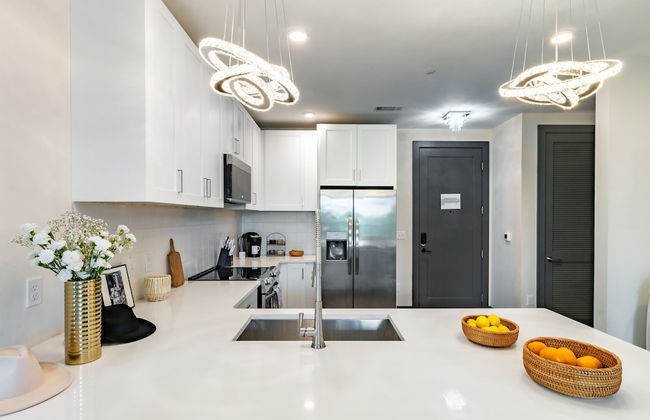 Lindsley by Avantstay Balcony Modern Design A Downtown Location - Photo 10