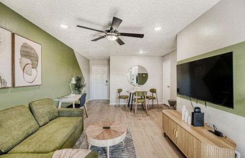 Polished King Getaway - Sleeps 4 - Pool, Prkg - Foto 13