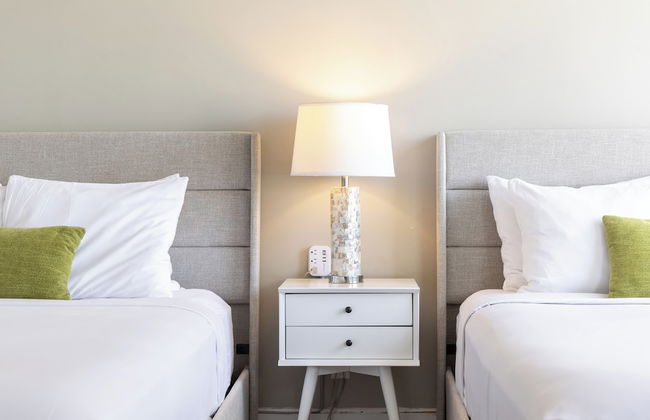 Partial Ocean View Condo with 2 Beds and Parking - Foto 80