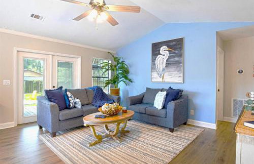 Gritz & Giggles, Where Southern Charm Meets Belly Laughs - Foto 18