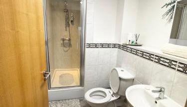 Birmingham City Centre 2-Bed with Private Balcony - Foto 4, towels, Shower