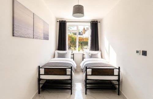 Luxurious & Elegant 6-Bed House - Photo 22