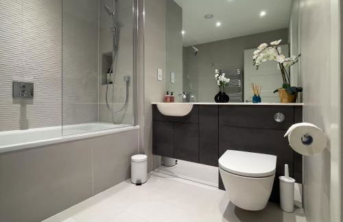 Modern 1-Bedroom Apartment near Kew Gardens with Free Parking & Workspace - Foto 13