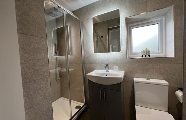 3 Bed House - Sleeps 5 - Pets - Garden - Parking - Photo 16