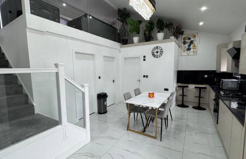 New Modern Stylish Villa Near City Centre Birmingham, with outdoor Hot Tub - Foto 2