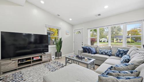 New Lakefront Getaway Private Hot Tub Min to DMC - Foto 4