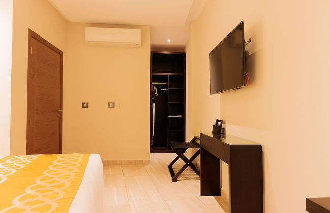 Oak Plaza Suites - Photo 9