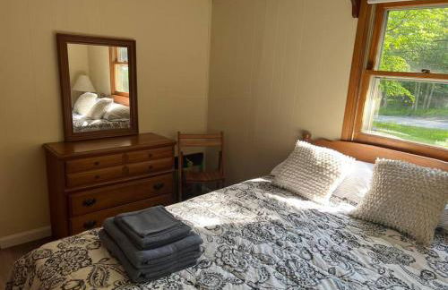 Romantic Pocono house - stream, lake, beach, pool, firepit - Foto 28