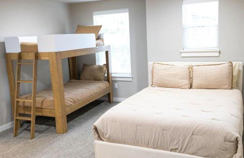 North End blue -Hot Tub - Fire Pit - Downtown -4BR - Photo 64