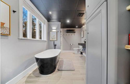 New Sunday River Ski Retreat with Hot Tub Spa - FirePit Sleeps 16 - Foto 76