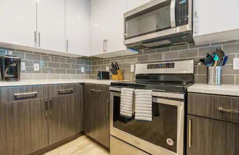 High-Rise Apartment with Panoramic Skyline Views - Foto 16