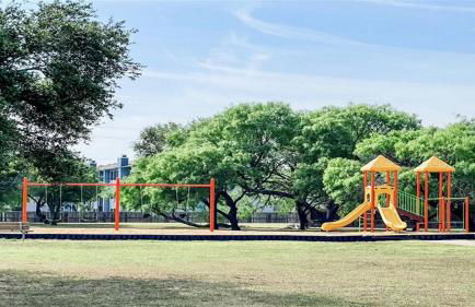 Charming Stay with Pool and Dedicated Workspace - Foto 18