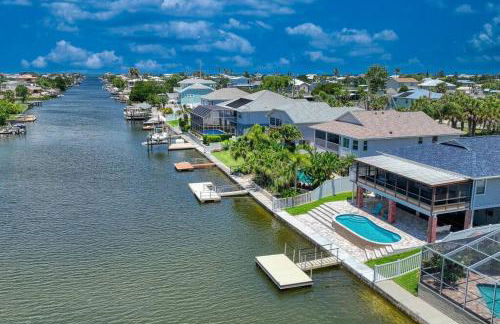Waterfront home with pool and gameroom! - Foto 35