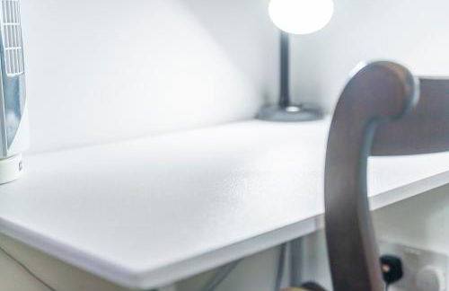 Bloom Court -Sleeps 6-Free Parking with Workspace & High-Speed WiFi - Foto 37