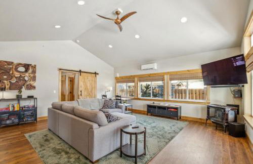 Mountain Retreat with Hot Tub, Game Room and Yard home - Foto 8