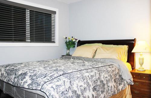 Bright 3 bedroom home with full kitchen, fenced backyard, sports court and free parking - Foto 19