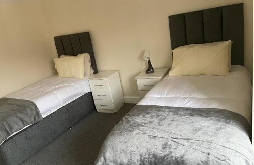 Large 4 Bedroom Sleeps 8, Spacious Apartment for Contractors and Holidays near Bedford Centre - 1 FREE PARKING SPACE & FREE WIFI - Foto 5