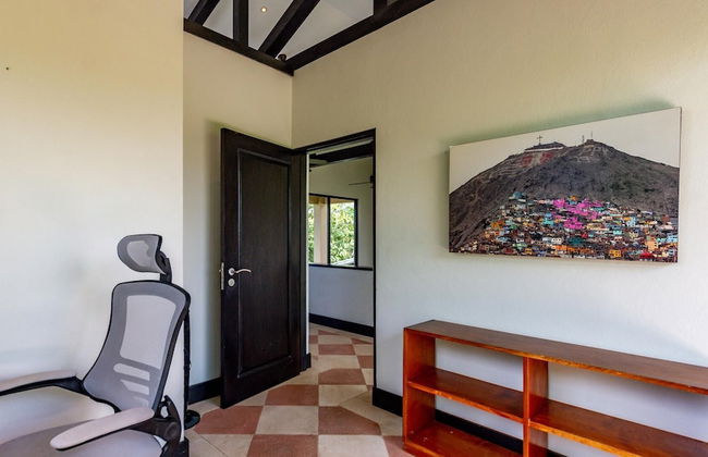 Nostalgic Retro Home on Luxurious Lot with a Private Infinity Pool and Ocean Views - Photo 10