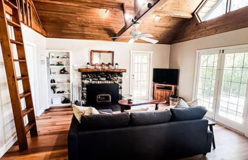 The Nest Serene Sanctuary w Hot Tub Fireplace Grill Hammock Outdoor Fire Feature Fully Fenced Yard AC Pets Ok - Foto 1